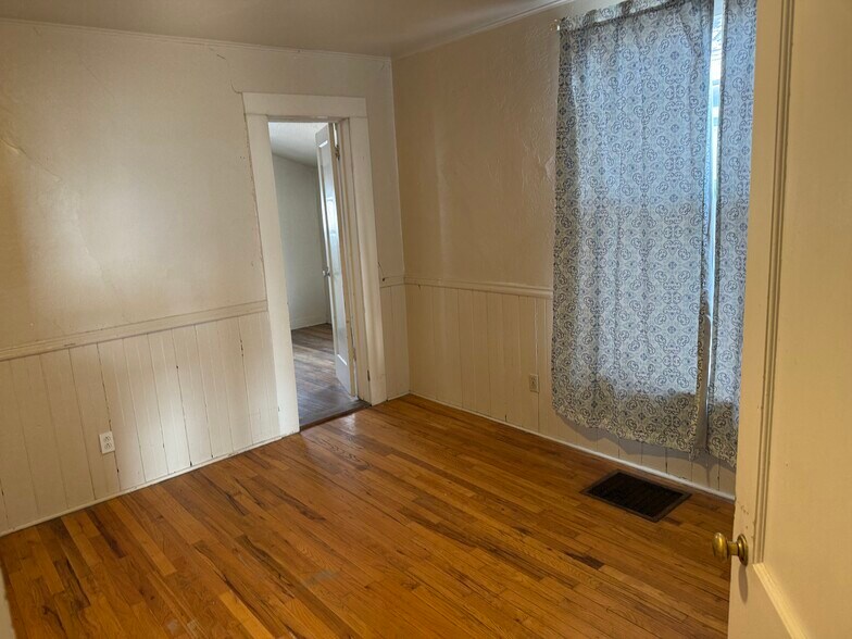 Building Photo - 907 Rood Ave