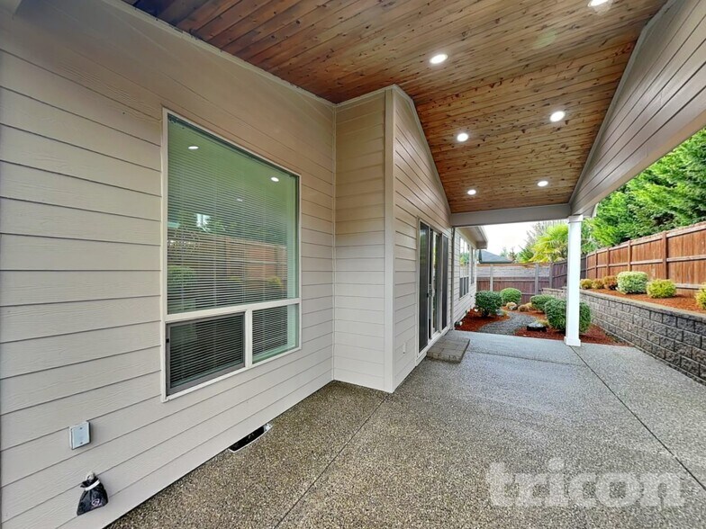 Building Photo - 2604 NE 175th St