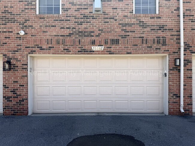 Building Photo - Rare and Modern Downtown Southfield Condo with 3 Beds, 2.5 Baths + 2-Car Garage