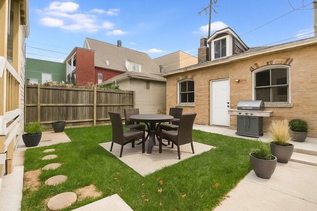 Building Photo - 2617 W Fullerton Ave