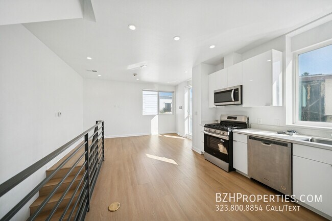 Building Photo - 4523 1/2 St Elmo Dr-