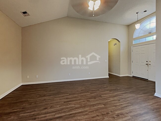 Building Photo - 525 Amsonia Circle