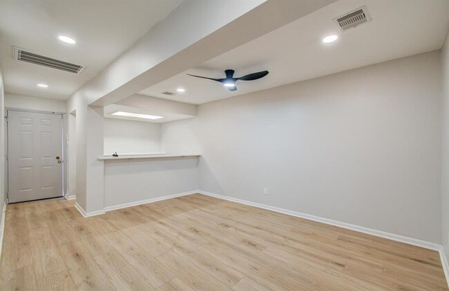 Building Photo - 2202 Briarview Dr