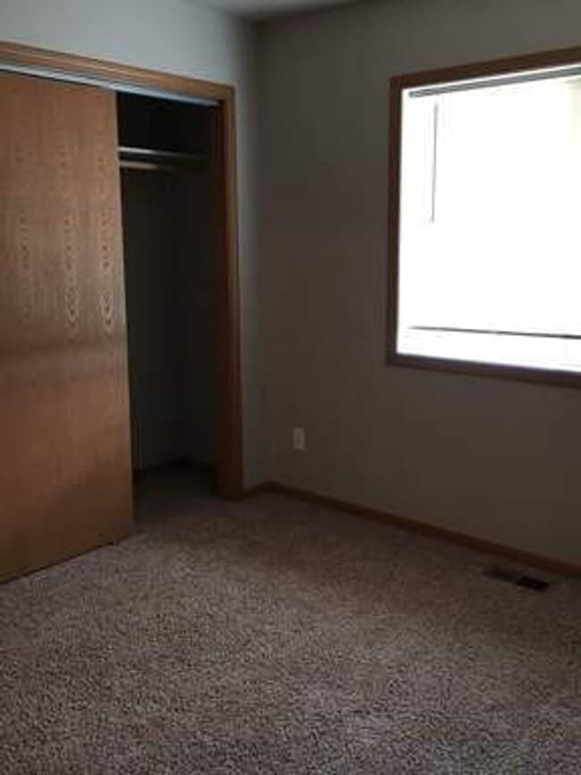 Building Photo - 3 Bedroom Condo!