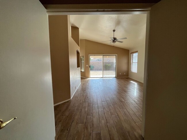Building Photo - 2 BEDROOM PLUS DEN NEAR ARROWHEAD SHOPS