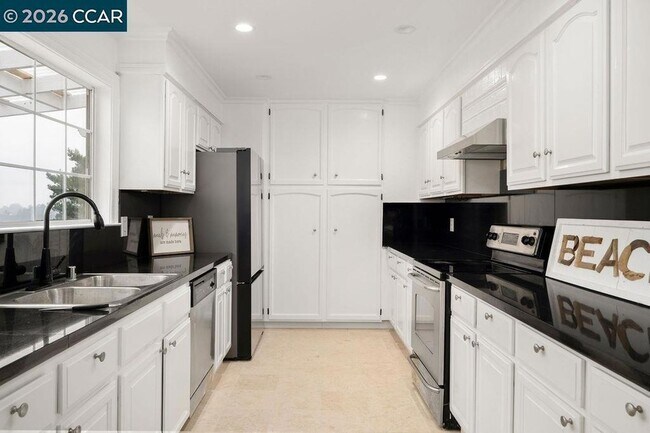Building Photo - 225 Merced Dr