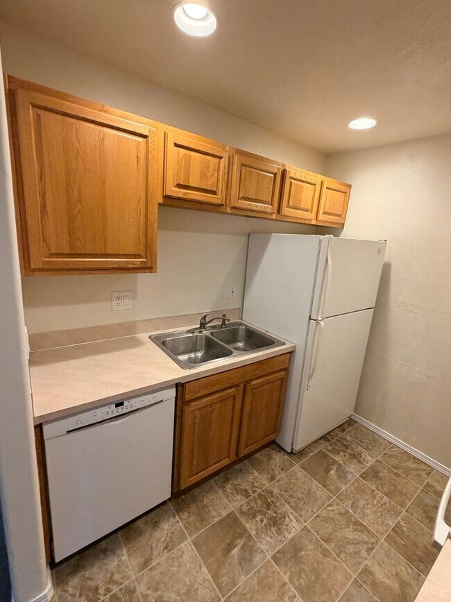 Building Photo - *Half-Off 1st Month's Rent!* Large Three Bedroom Duplex in Keizer