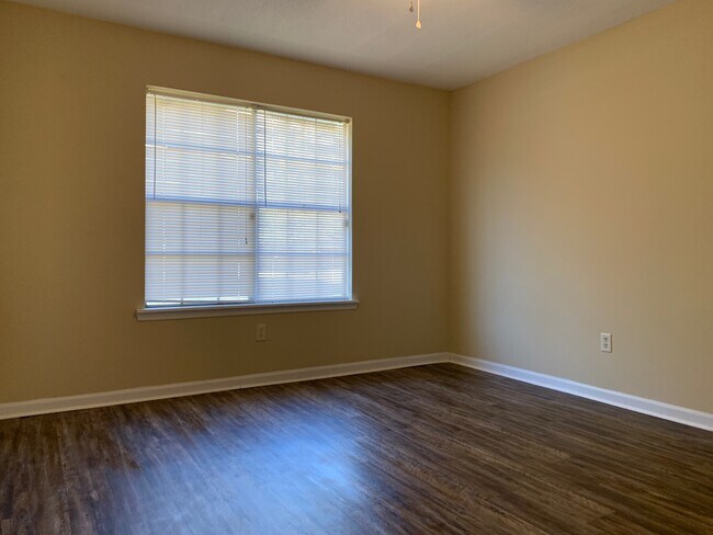 Building Photo - 814 Robin Hood Trail