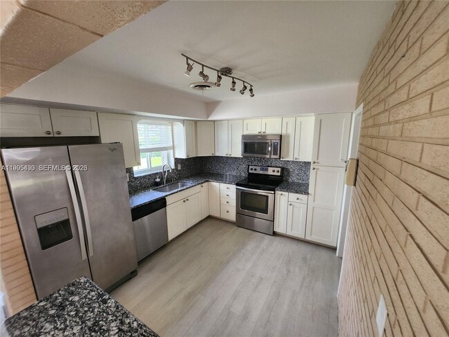 Building Photo - 3346 Coolidge St