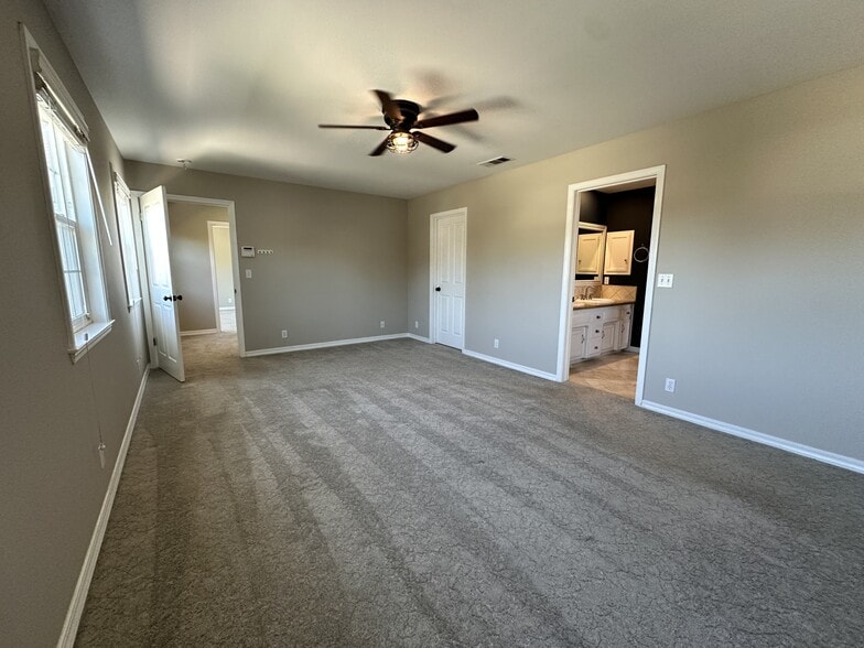 Building Photo - 604 Village Ct