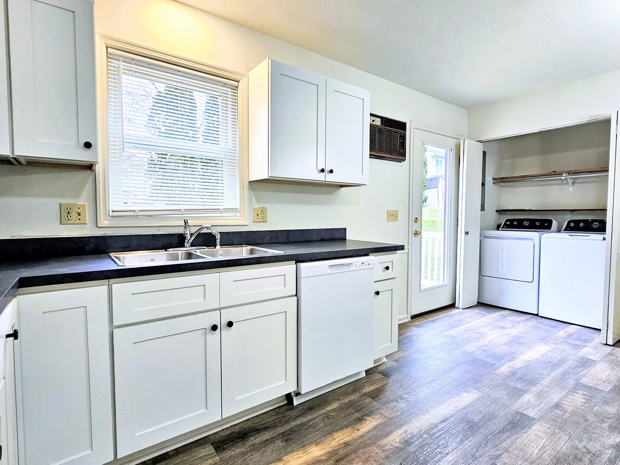 Building Photo - 205 Riverview Dr