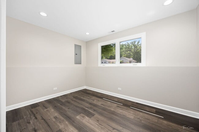 Building Photo - 9704 Captains Dr