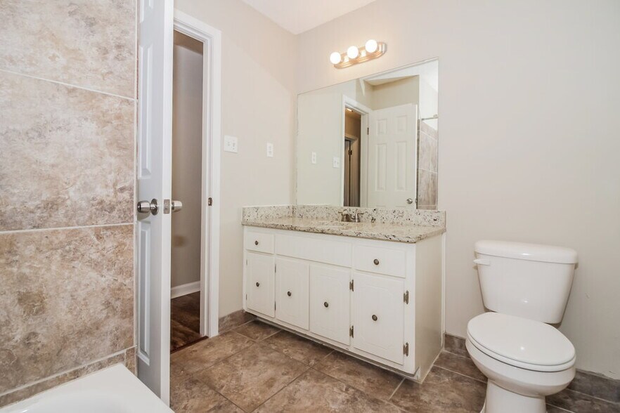 Building Photo - 4102 Royalcrest Dr