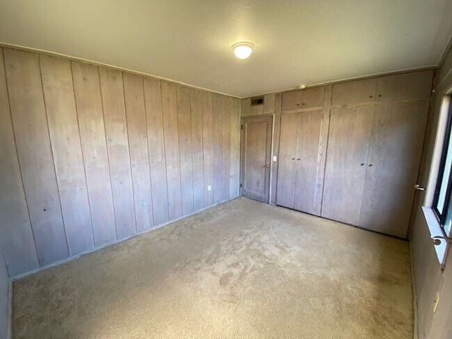 Building Photo - Beach Tract Cottage!