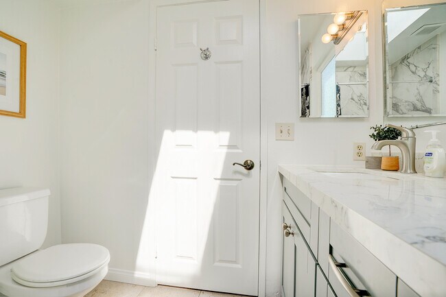 Building Photo - 832 13th St