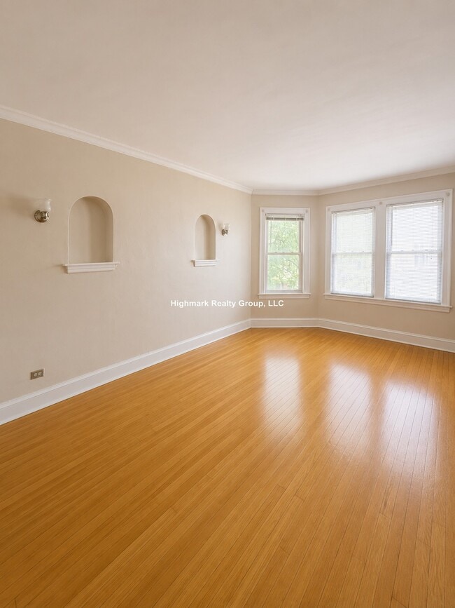Building Photo - 2815 W Berteau Ave