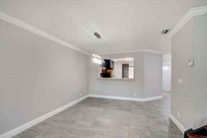 Building Photo - 1105 Maplewood Dr