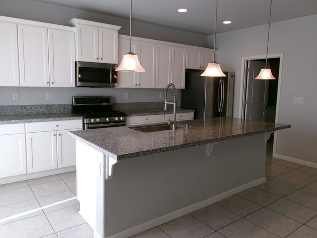 Building Photo - Beautiful 4 bedroom, 2-1/2 bath home in Wingfield Springs