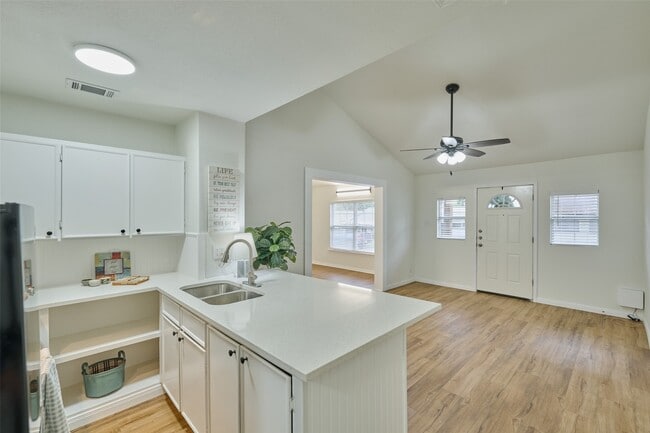 Building Photo - 31 Harbour Row Dr