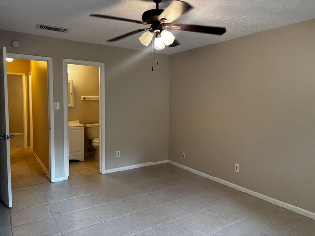 Building Photo - 2 bedroom 2 bath