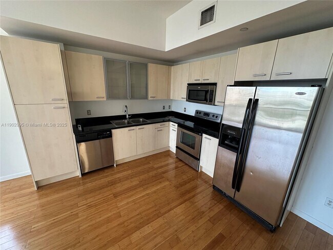 Building Photo - 1350 NW 8th Ct