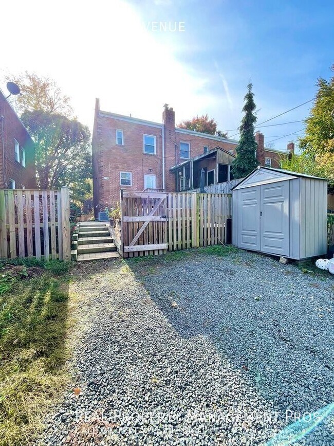 Building Photo - 528 E Luray Ave