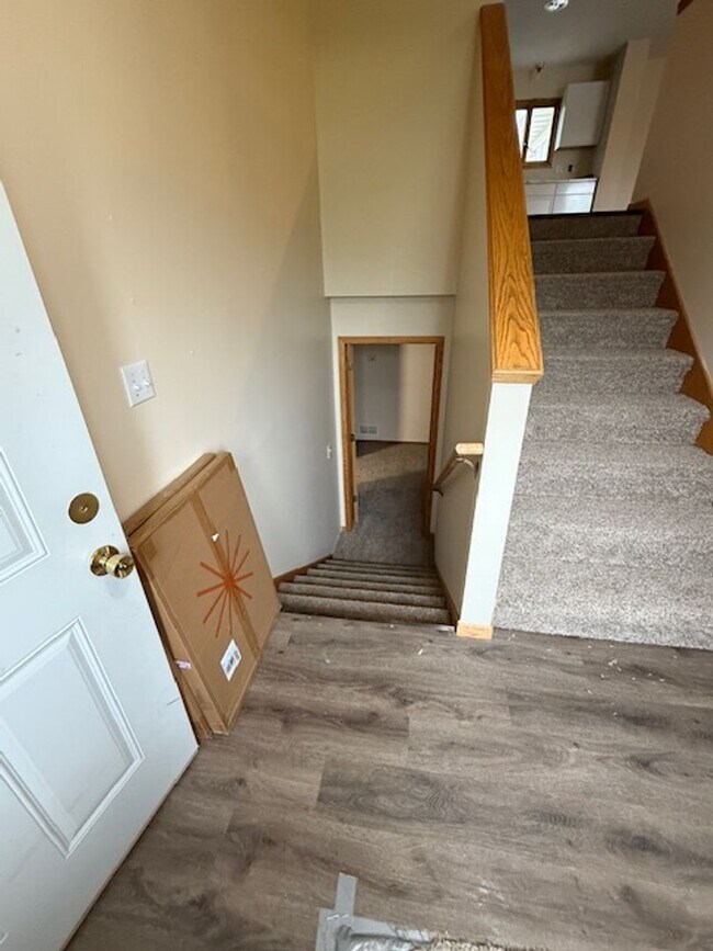 Building Photo - Large 5 bedroom home with updates in quiet neighborhood