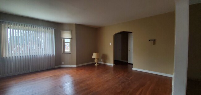 Building Photo - Roselawn