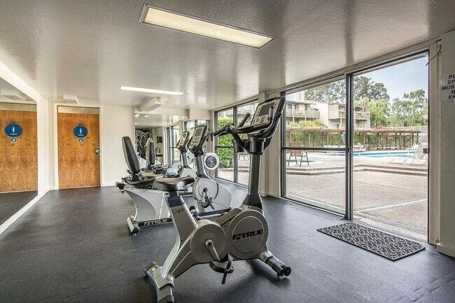 Building Photo - Updated Lauriedale 1 bd/1 ba Condo | Cats Welcome | Pools, Gym & Covered Parking | 10' x 10' Stor...