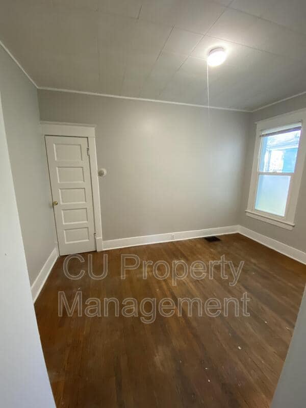 Building Photo - 615 W White St