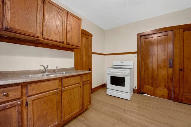 Building Photo - 2439 W Birchwood Ave