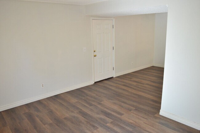 Building Photo - Beautiful Condo in Prime Centerville Location!