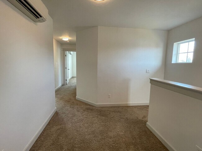 Building Photo - Beautiful3 bed 2,5 bath townhouse in Garden City