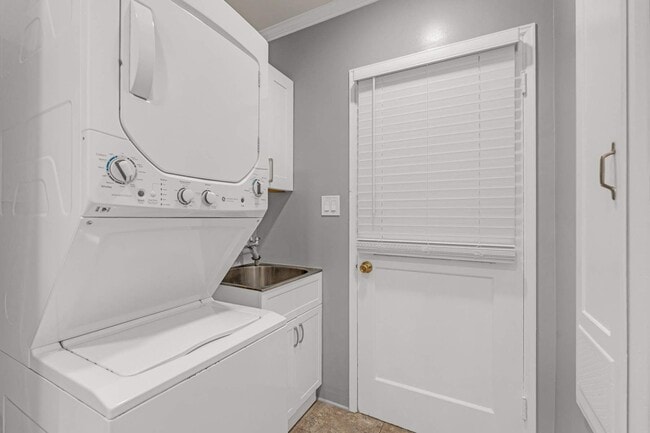 Building Photo - 340 N Monterey St