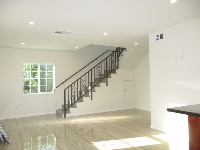 Building Photo - 6516 Beck Ave