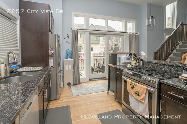 Building Photo - Stylish Tremont Townhome!