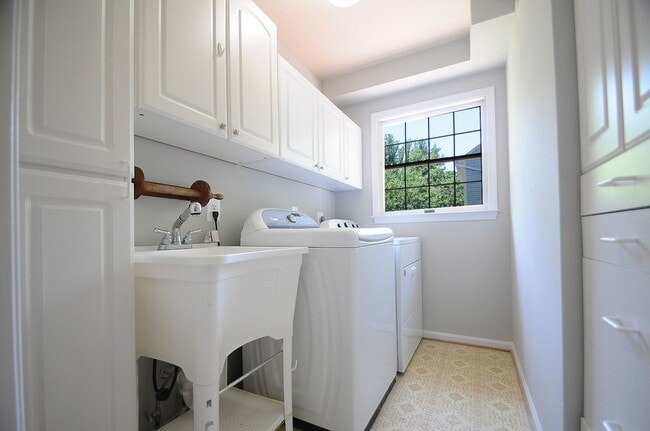 Building Photo - Classic 4 Bed 3.5 Single Family Home Sitti...