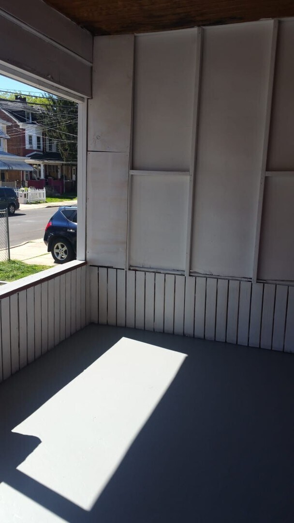 Building Photo - Large home for family!