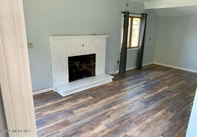 Building Photo - 10 Oakwood Drive