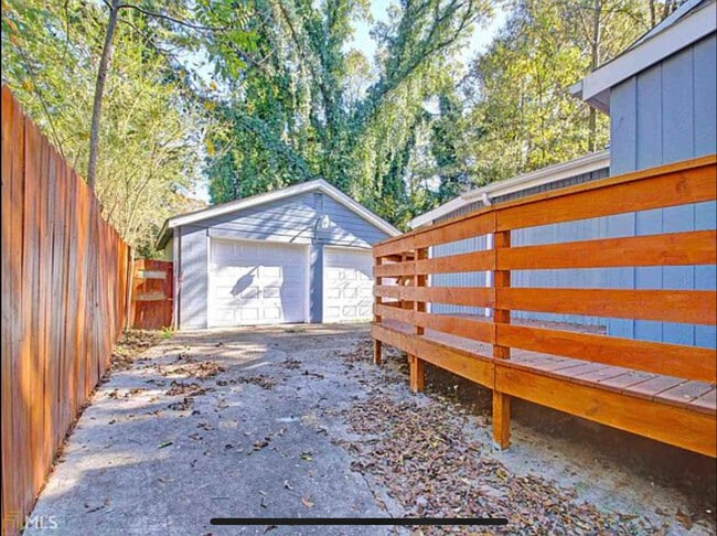 Building Photo - 1372 Lockwood Dr SW