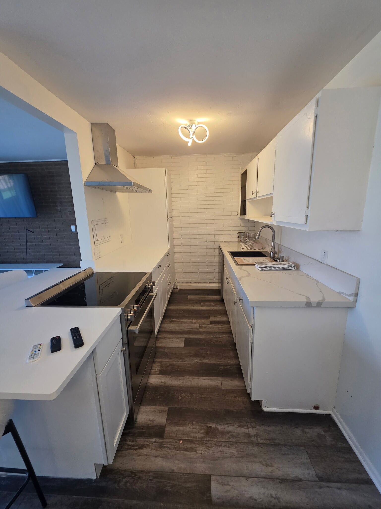 Kitchen - 5721 Som Center Rd