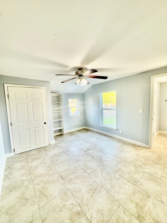 Building Photo - New Rental! Updated 2-bedroom located in a Southside Neighborhood!