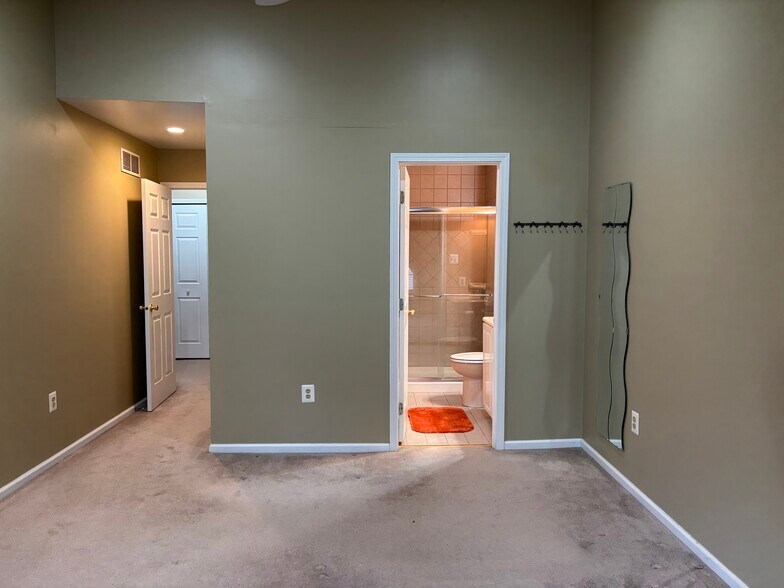 Building Photo - 637 Muhlenberg Dr