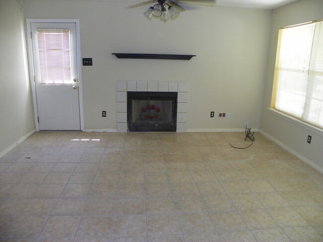 Building Photo - 509.511 Texas Ave