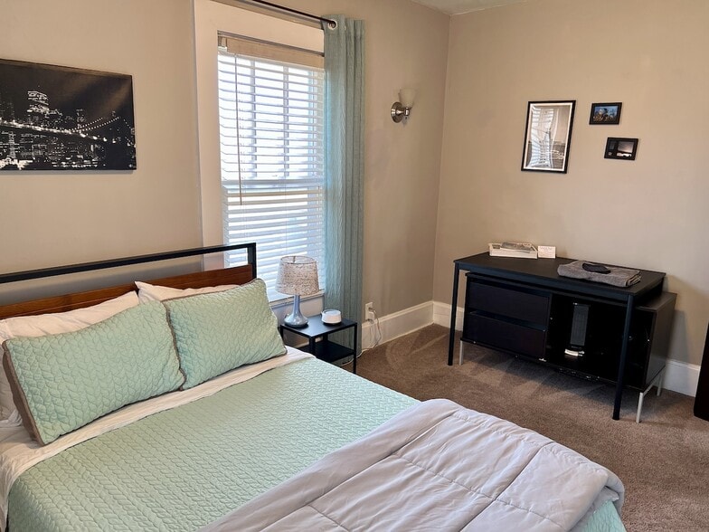 "New York Room": Full size bed - 232 E 10th St