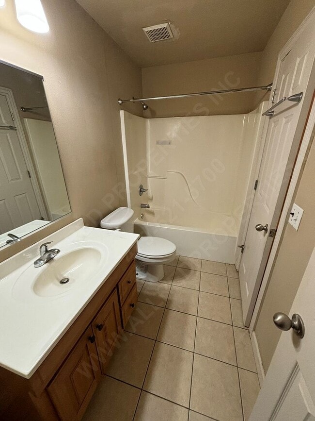 Building Photo - Spacious Living: 3 bed 1 bathroom Fayettev...