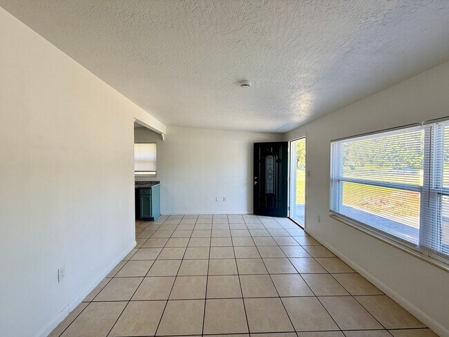 Building Photo - Four Bedroom Bradenton Rental - Large Yard
