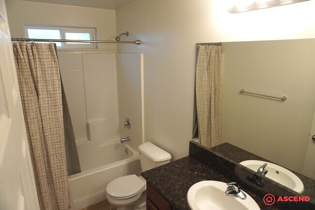 Building Photo - Beautiful Home Located in the Southeast!