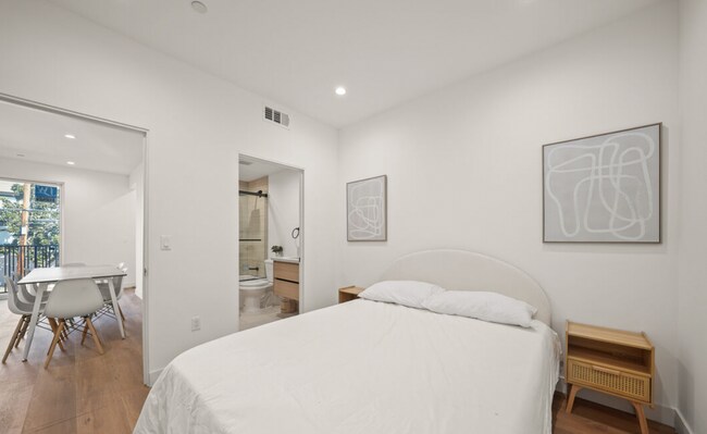 Building Photo - RECENTLY RENOVATED TOWNHOME | 5 BED 5 BATH | PRIVATE ROOFTOP DECK |  PET FRIENDLY | SPACIOUS BEDR...