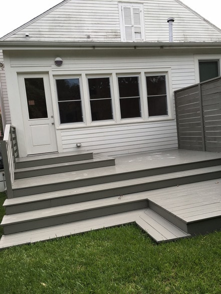 Back door deck - 2827 Lepage St